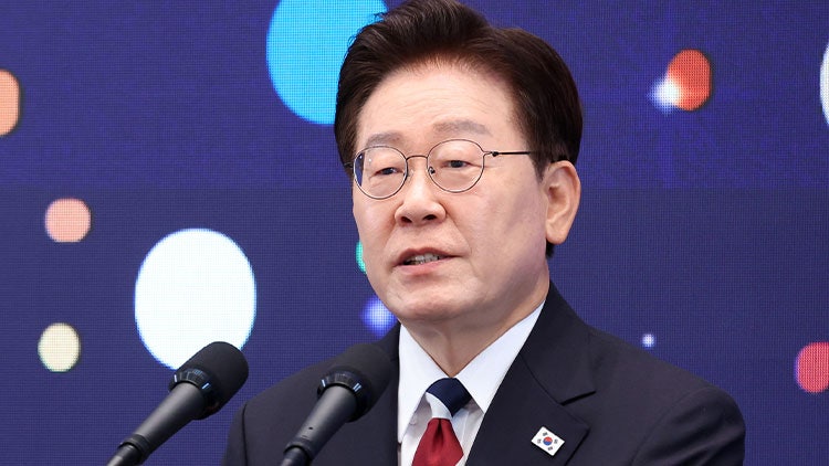 李 "제헌절, 왜 공휴일 아니었을까…<b>헌법</b> 의미 가볍게 여긴 것"