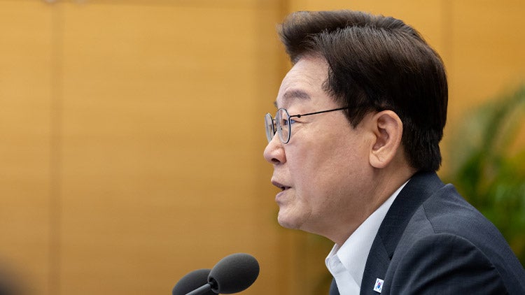 李대통령 "부동산 <b>공급 총력전</b>…법·제도 고쳐서라도 택지 확보"