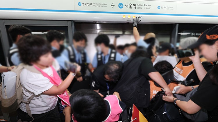 <b>전장연</b> 출근길 지하철 <b>시위</b>…서울역 <b>무정차 통과</b>