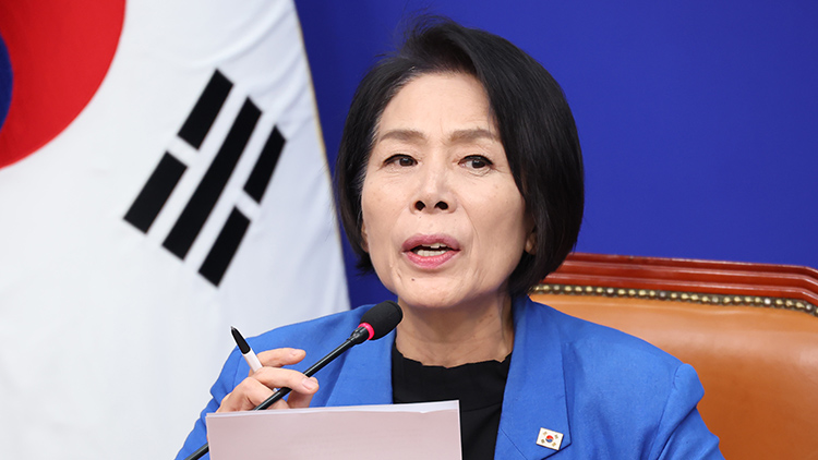 더불어민주당 최민희 수석최고위원이 24일 국회에서 열린 최고위원회의에서 발언하고 있다. /연합뉴스