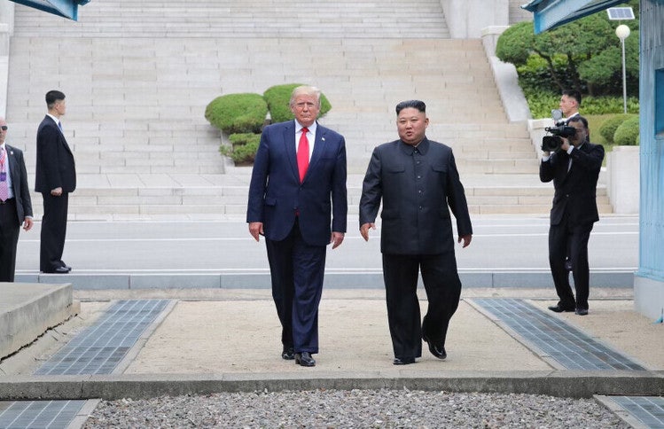 <b>트럼프</b>, <b>김정은</b>에 또 '러브콜'…SNS에 '<b>투샷</b>' 3장