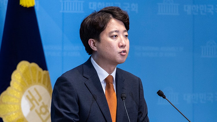 <b>이준석</b>, <b>개혁신당 대표 사퇴</b>…"지선 패배 책임은 전적으로 내게"