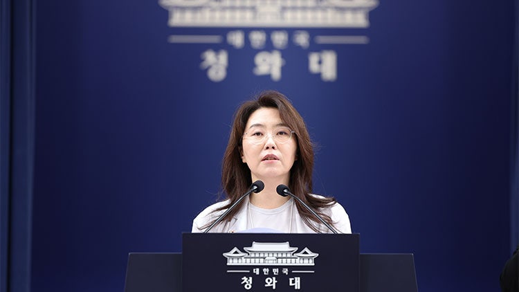 靑, <b>손봉기 대법관</b> 후보자 '<b>반려</b>'…"절차적 완결성 갖추지 못해"