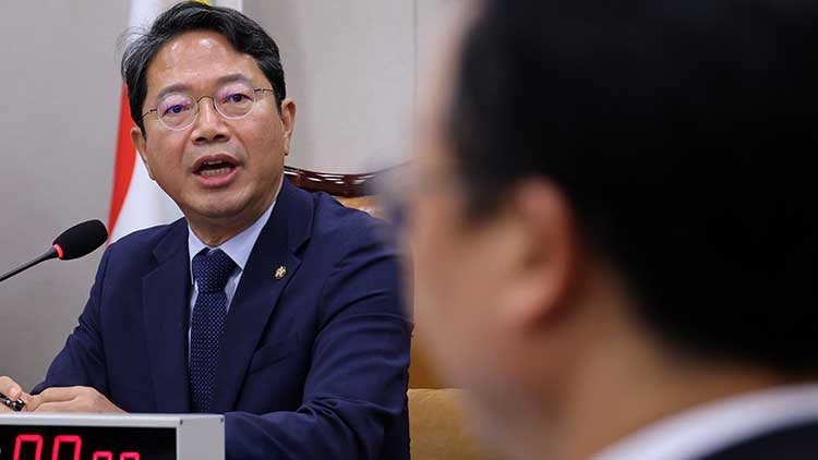 지명 이튿날 <b>국회</b>부터 찾은 <b>김승원</b>…'법사소위' 주재에 野 "이해 충돌" ...