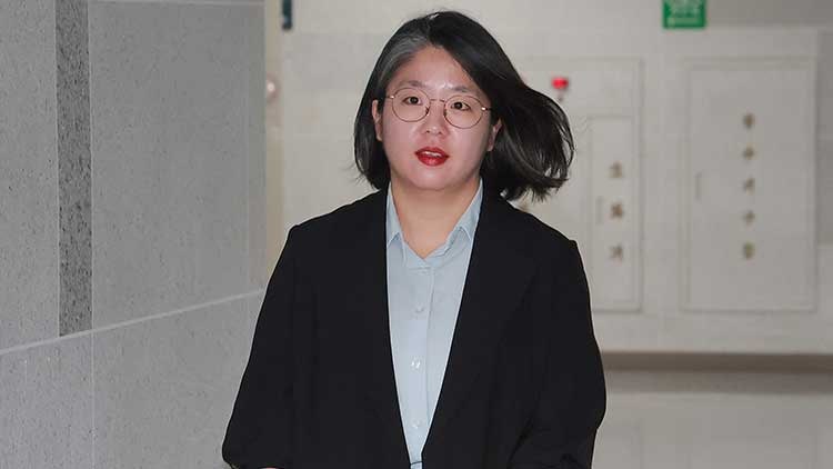 <b>용혜인</b>, 관례 깨고 '비례<b>의원직 사퇴</b>' <b>거부</b>…野 "11억 보조금 때문"