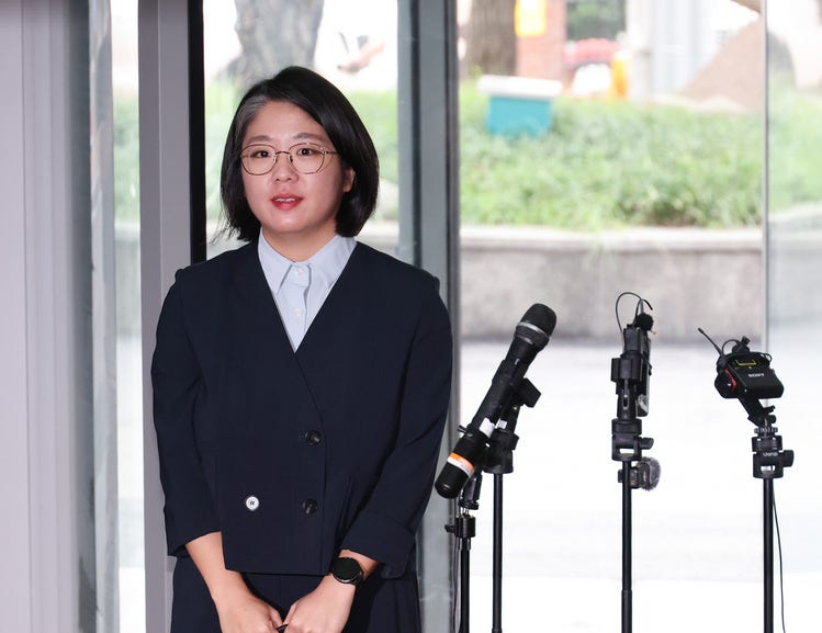 [단독] "가족과 공항 귀빈실 이용·당명 의류 착용"…<b>용혜인</b>, <b>직권남용</b>...