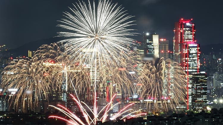 이 시각, 여의도 <b>불꽃축제</b> 전야제…밤하늘에 드론·<b>불꽃</b> 수놓아