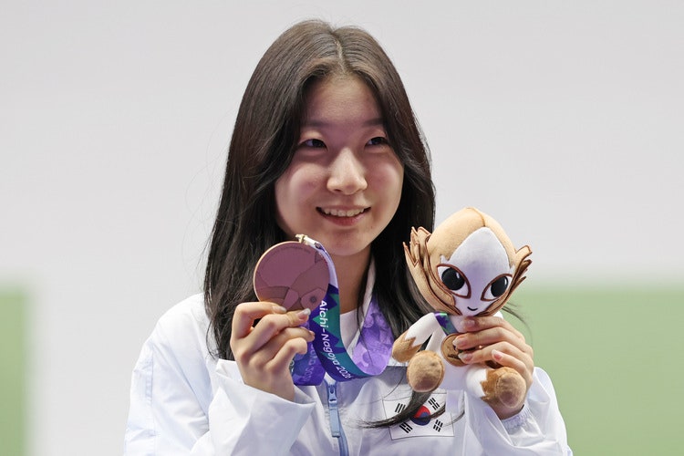 [아시안게임] '생일 선물로 <b>동메달</b>을'…사격 <b>반효진</b>, 여자 10ｍ <b>공기소총</b>...