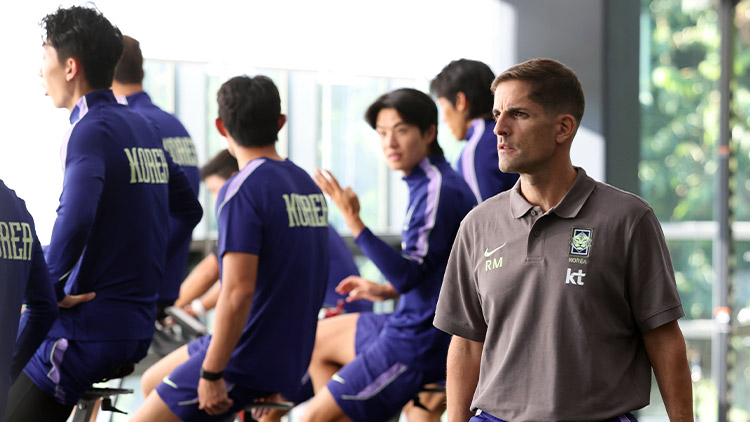 <b>축구 국가대표</b> '모레노호' 첫 출항…"韓 <b>축구</b>, 운명의 4연전 시작"