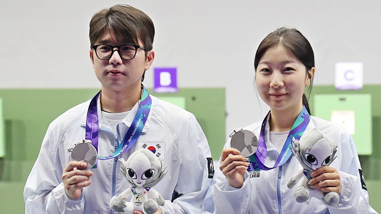 [<b>아시안게임</b>] 반효진·박하준, 공기소총 혼성 단체전 '은<b>메달</b>'
