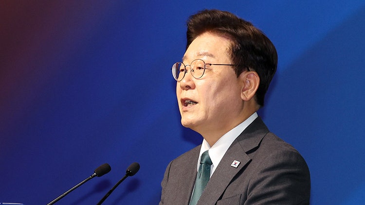 李<b>대통령 지지율</b> 37.9%…호남서 13.7%p<b>상승</b>
