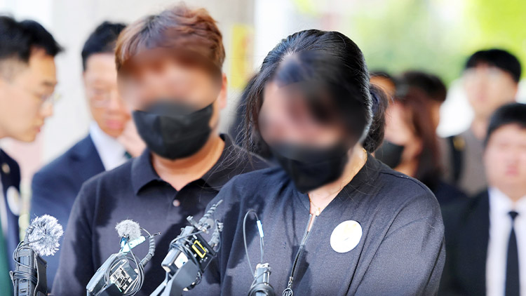 '여고생 살해범' 장윤기(23)에게 무기징역이 선고된 30일 오후 광주지방법원 앞에서 고(故) 이채원 양의 유족이 선고 결과에 대한 입장을 밝히고 있다./연합뉴스