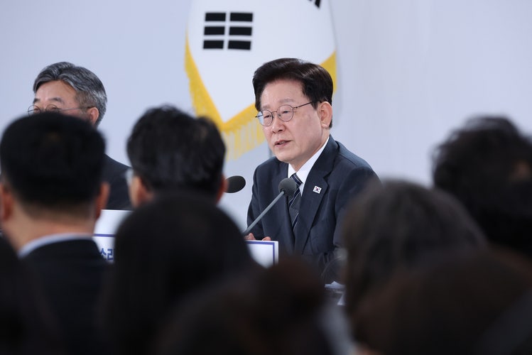 李<b>대통령 지지율</b> 3주만에 <b>하락</b> 37.4%…호남서 8.1%p↓ [리얼미터]