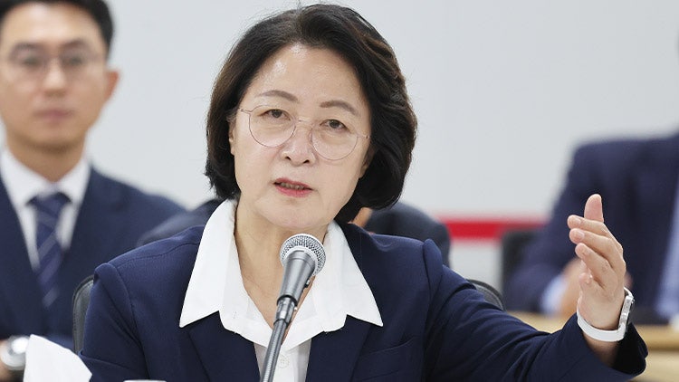 <b>추미애</b> "12억 관사는 전세…호화 사치 아니다"