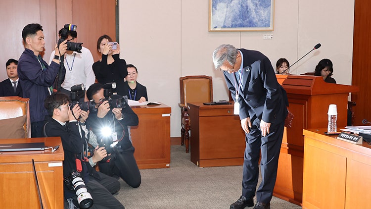 '<b>셀프 출품</b> 논란' <b>유홍준</b> "중대한 불찰" 사과…野 "깔끔히 그만둬라"