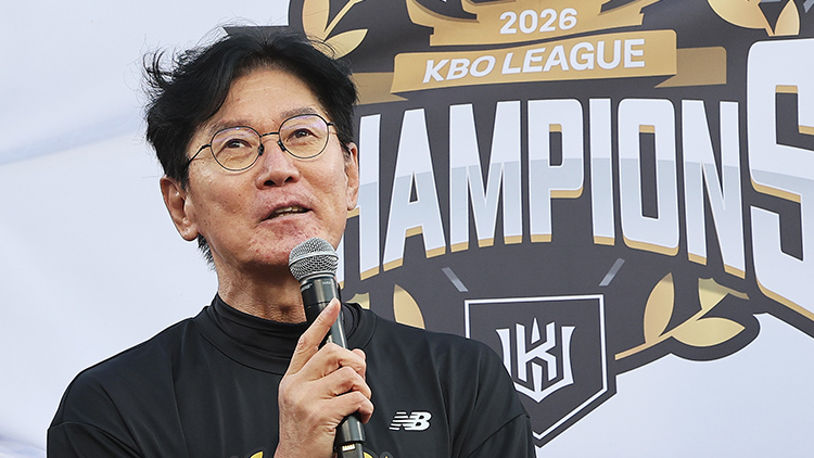 한국시리즈 앞둔 <b>KT</b>, <b>이강철 감독</b>과 <b>재계약</b>…3년 총액 34억원