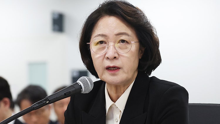 <b>추미애</b> "경기도에 공항 없는 건 말 안돼…국제공항 <b>용역 재개</b>"