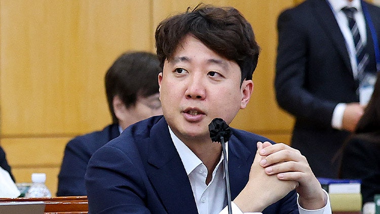 이준석 "추다르크 돼 보려는 모양새"…<b>추미애</b> '정치적 화형' 발언 비판