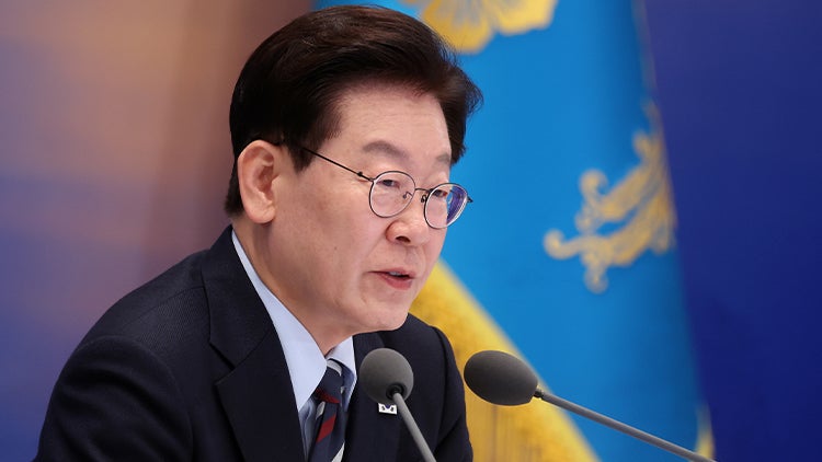 李<b>지지율</b> 다시 <b>하락</b>해 35.3%…국힘 42.6%·민주 36.0% [리얼미터]
