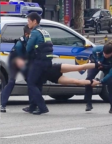 <b>강남대로</b> 한복판 드러누운 여성, 왜?…경찰에 구조
