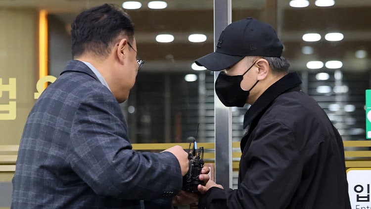 "착한 아들 그런 일 납득 안 돼"…<b>장윤기 부친</b> 법정 <b>증인</b> 출석