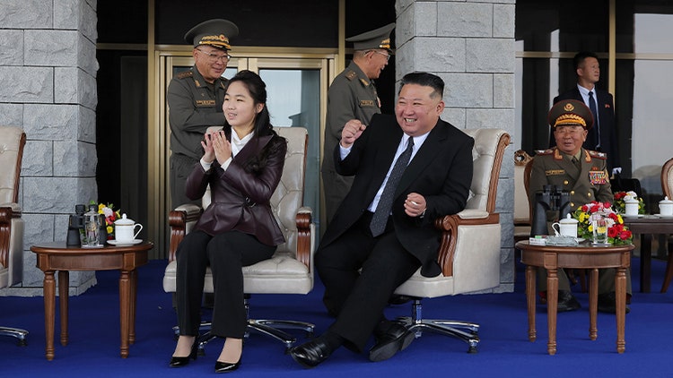<b>北</b> "'저격수' 600 <b>방사포 전투사격</b> 공개"…김정은·주애 참관