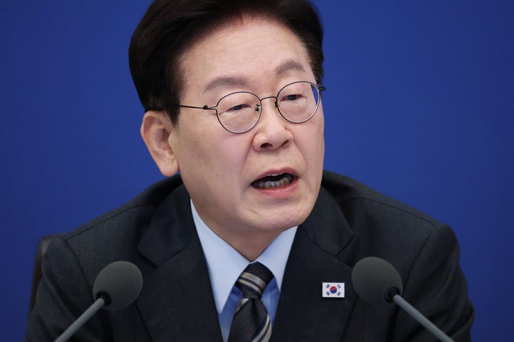 李 <b>대통령 지지율 39</b>%…민주당 35%·국민의힘 30% [한국갤럽]