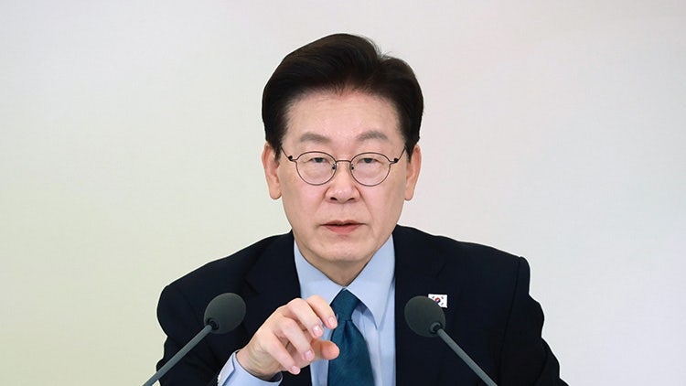 李대통령 "<b>링거</b> 맞고 코피 터지는 해외<b>순방</b> …돼지 눈에 돼지만 보여"