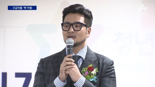 가수 <b>김태우</b>, 사설 구급차 타고 ‘행사장 급행’
