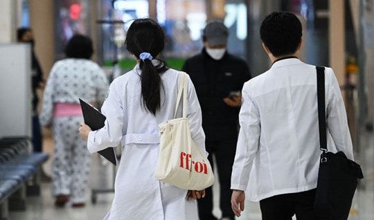 복지부 “100개 병원 <b>8천816명</b> <b>전공의</b> <b>사직</b>…7천813명 결근”