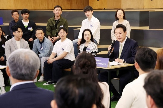 윤 대통령 “<b>노동 약자</b> 보호법 <b>제정</b>”…민생토론회 재개