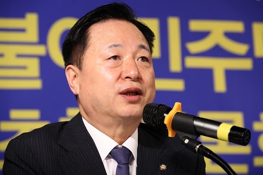 <b>김두관</b>, <b>민주당</b> 당 대표 <b>출마</b>…이재명 겨냥 “유례 없는 제왕적 대표”
