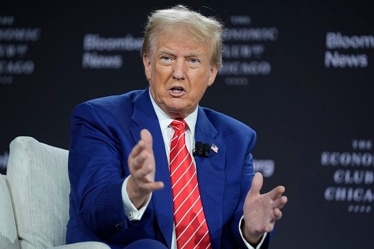 Donald Trump, the Republican presidential candidate in the U.S., speaks at a Chicago Economic Club event held in Chicago, Illinois yesterday local time. [Photo source = AP/Newsis]