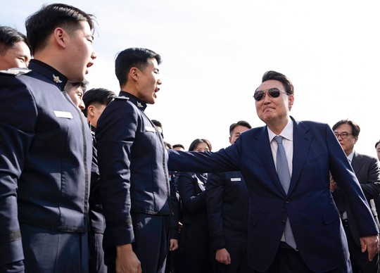 尹, <b>대통령</b>실 견학 공사 <b>생도</b> ‘깜짝 격려’…“여러분 보니 든든”
