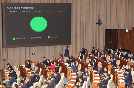 ‘<b>김호중 방지법</b>’ <b>국회</b> 통과…‘술타기’ 법적 금지·면허 취소 가능