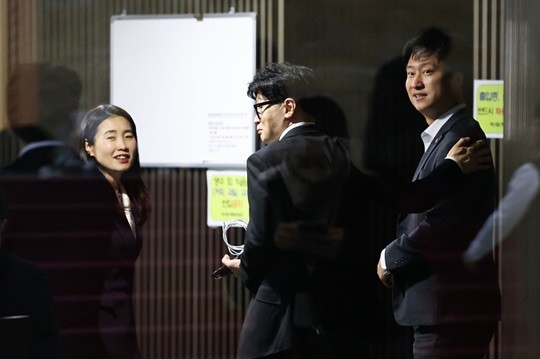 사진출처 뉴시스 우재준 국민의힘 의원이 14일 의원총회에서 한동훈 대표, 김소희 의원과 대화를 하고 있다.
