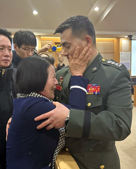 1심 선고공판에서 무죄를 선고받은 뒤 모친 김봉순 여사에게 축하를 받는 박정훈 대령 (사진=뉴시스)