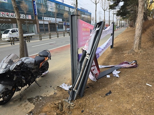 <b>사고</b>로 튕겨져 나간 <b>오토바이</b>가 <b>보행자</b> 덮쳐…3명 사상