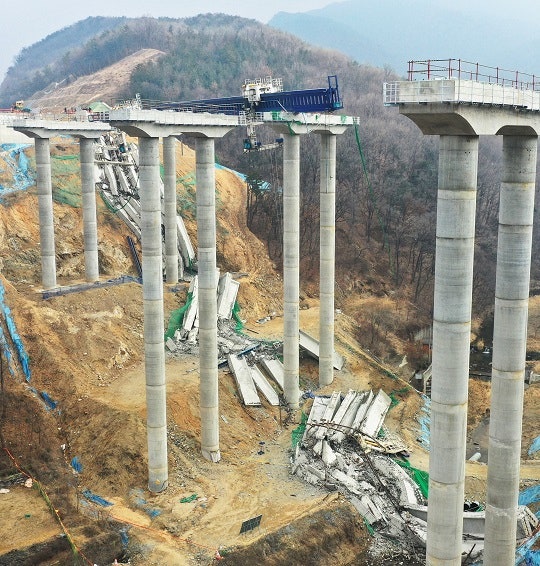 <b>안성 고속도로</b> 교각 <b>붕괴</b>, 현대엔지니어링 <b>압수수색</b>
