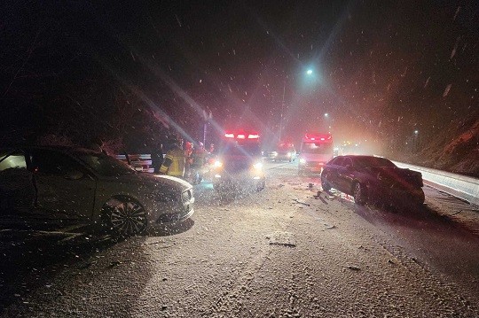 甘旺地區有很多雪，甘旺消防員在第三局的現場注視著。照片=新聞1