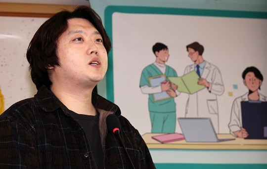 박단 대한전공의협의회 비상대책위원장이 10일 국회의원회관에서 열린 의료현장 정상화를 위한 정책 토론회에서 발표하고 있다 (사진 뉴시스)