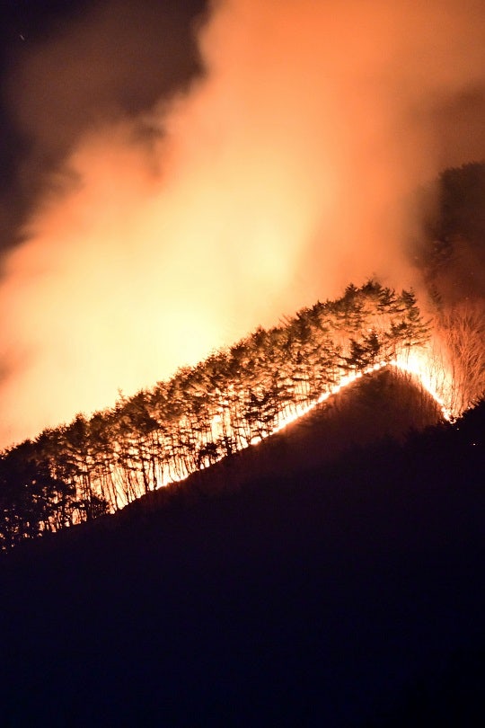 <b>산청 산불</b> <b>확산</b>…8개 마을 추가 대피령