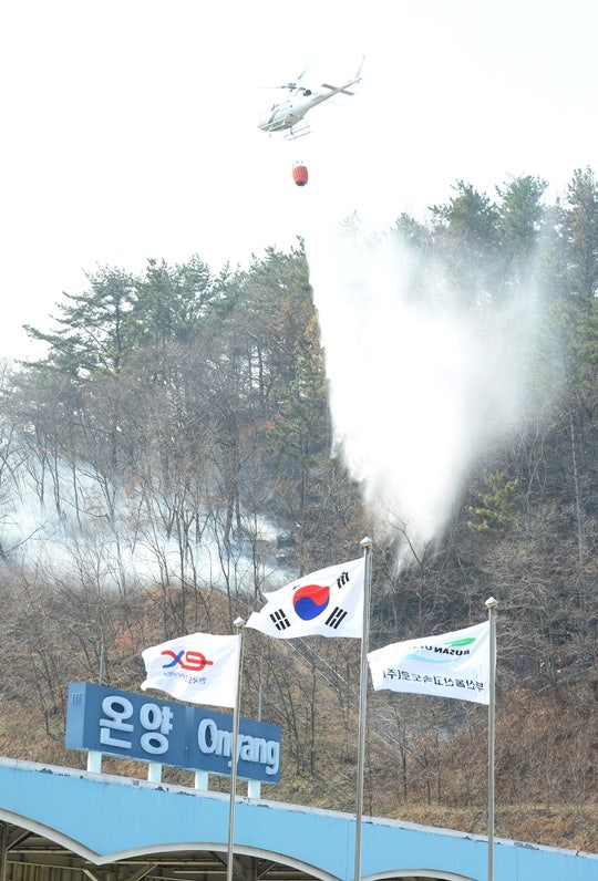 울주 <b>산불</b>에 <b>전국노래자랑</b> <b>결방</b>…마을 5곳 추가 대피령