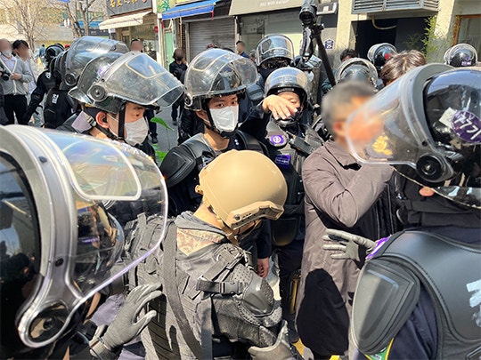 어제(4일) 오전 안국역 인근에서 곤봉으로 경찰버스 창문을 부순 남성이 경찰에 검거되는 모습. 사진=뉴스1