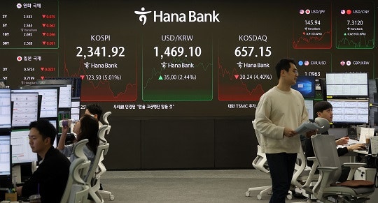 7일 오전 서울 중구 하나은행 딜링룸 전광판에 지수가 표시되고 있다.사진=뉴시스