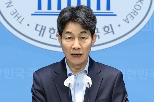 검찰, ‘尹 안가 개조설’ <b>윤건영</b>·<b>안귀령 재수사</b> 요구