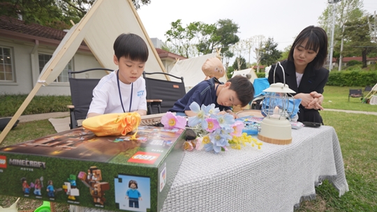 故 심문규 소방장의 쌍둥이 아들 지호(왼쪽)·지안 군(가운데)과 아내 조샛별 씨(오른쪽)