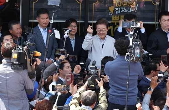 이재명 더불어민주당 대선후보가 7일 전북 진안군 새참거리 인근에서 시민들에게 인사를 하고 있다.[사진=뉴시스]