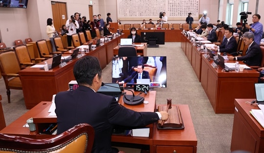 ‘<b>대통령 재판 정지법</b>·특검법 3종’ 법사위 통과