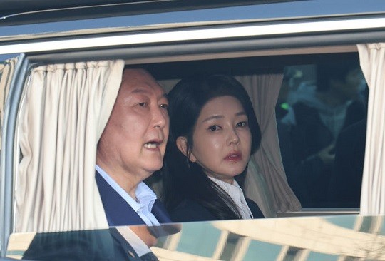 윤석열 전 대통령과 김건희 여사가 지난달 11일 오후 서울 용산구 한남동 대통령 관저를 떠나고 있다.사진=뉴시스 